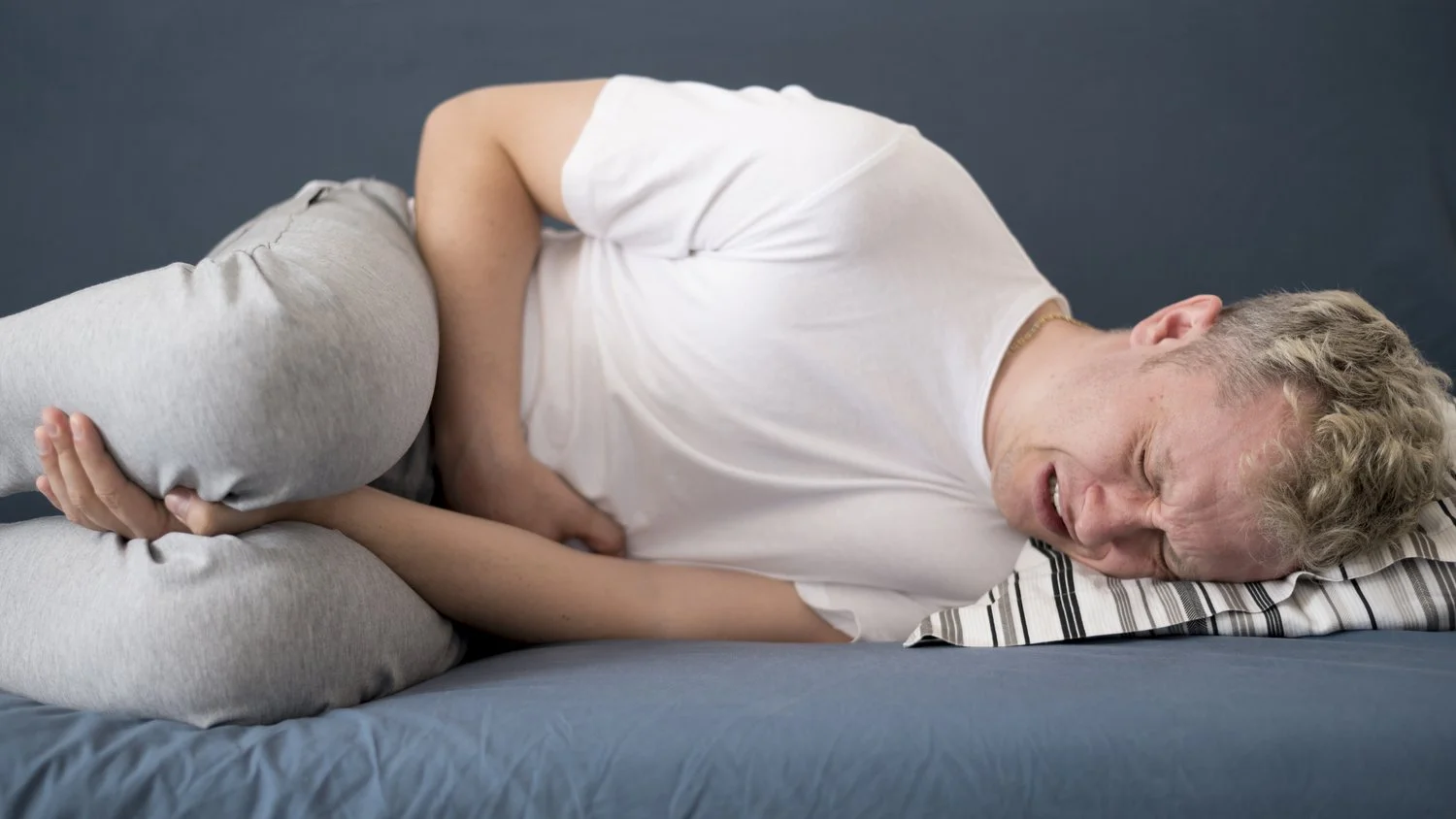Cómo aliviar el dolor de la ciática en la cama: posiciones para dormir y  consejos